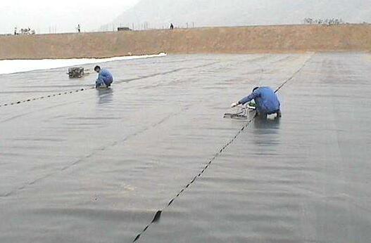 山東領翔土工膜與下面墊層之間的平面滑動穩定性