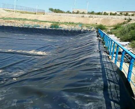 土工膜生產廠家根據加工方法不同可以劃分成不同的土工材料