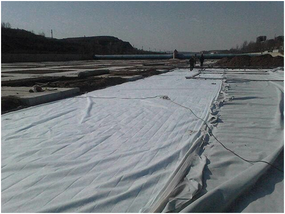 復合土工膜可保障與防滲體之間的銜接性