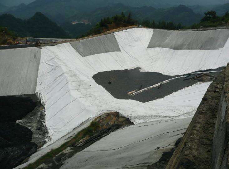 膨潤土防水毯在施工過程中遇水是否會喪失防水效果?