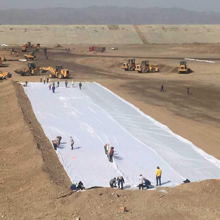 土工布作為加筋布鋪設在路面面層與基層之間可起到什么作用？