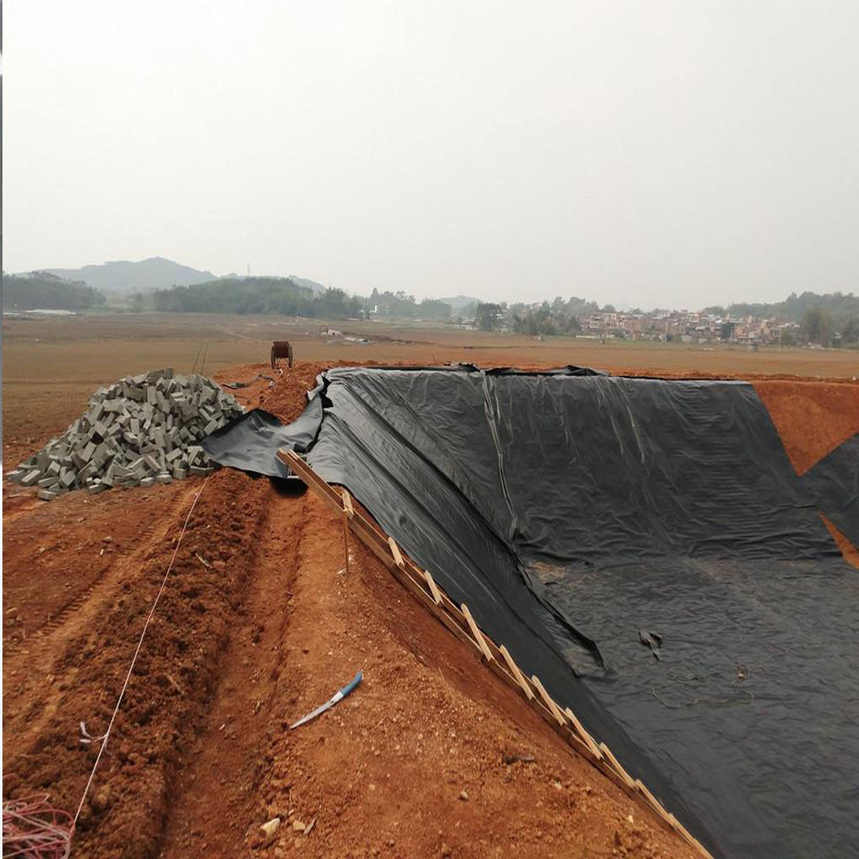 使用PE復合土工膜進行土壩除險加固施工(圖1)