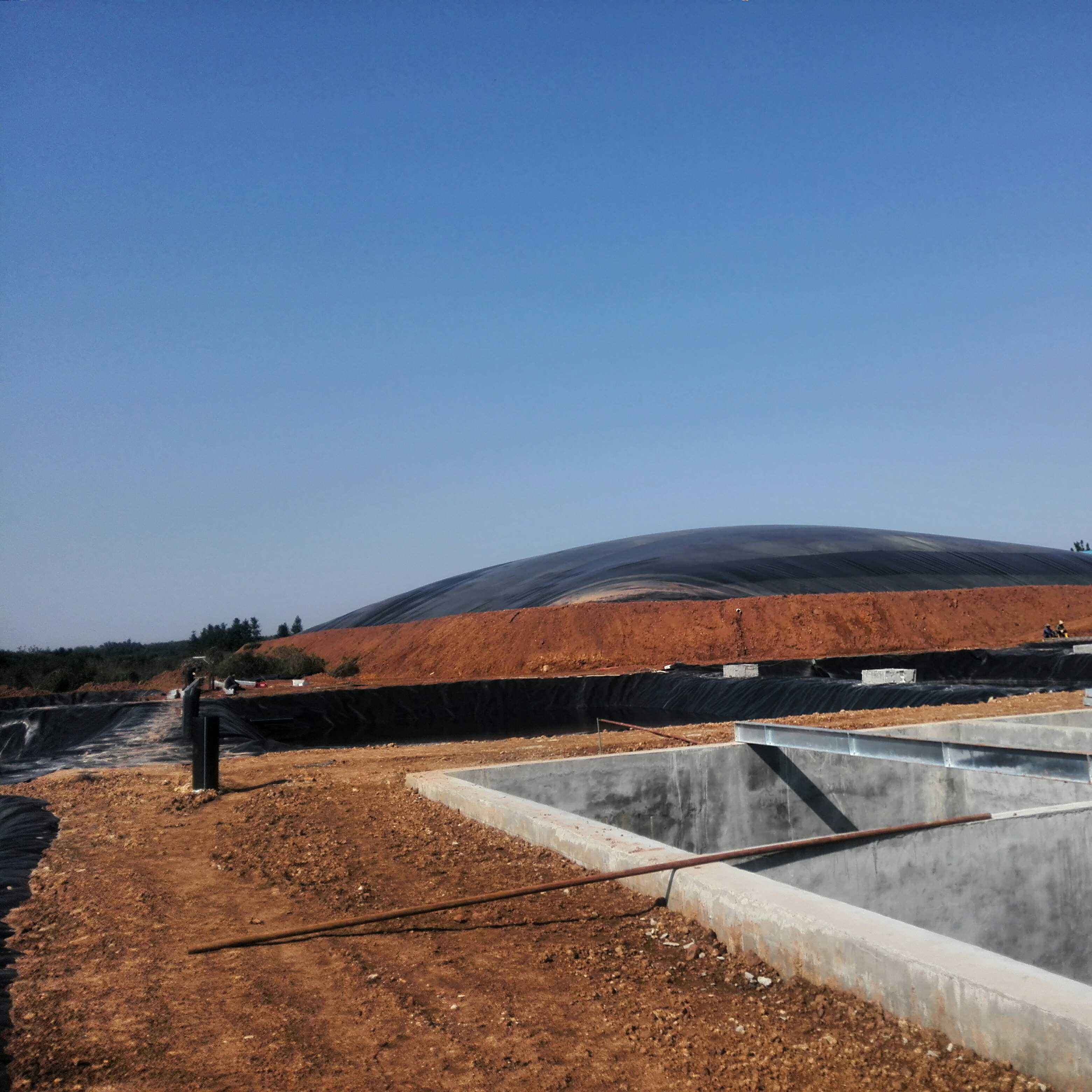 復合土工膜的焊接方法有熱熔擠壓、高溫氣焊等形式(圖1) 復合土工膜的焊接方法有熱熔擠壓、高溫氣焊等形式(圖1)