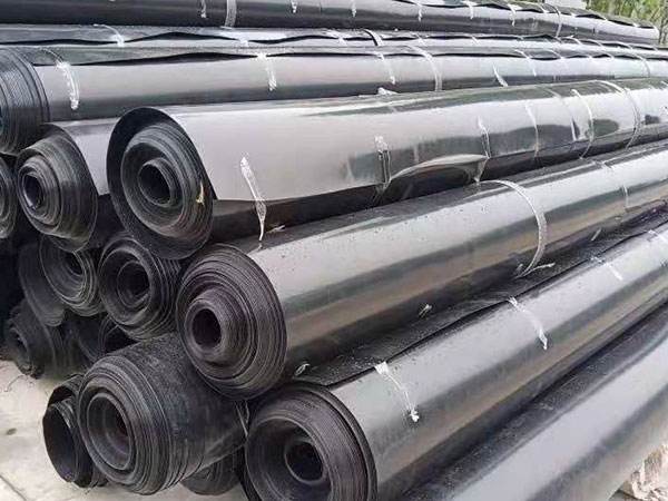 防滲土工合成材料主要包括復合土工膜和天然鈉基膨潤土防水毯（GCL）。