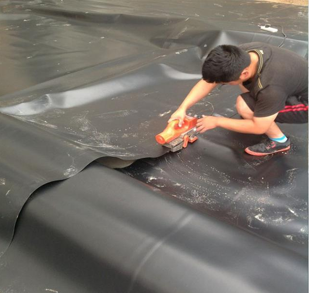 HDPE防滲膜焊縫搭接面需要保持干凈嗎？