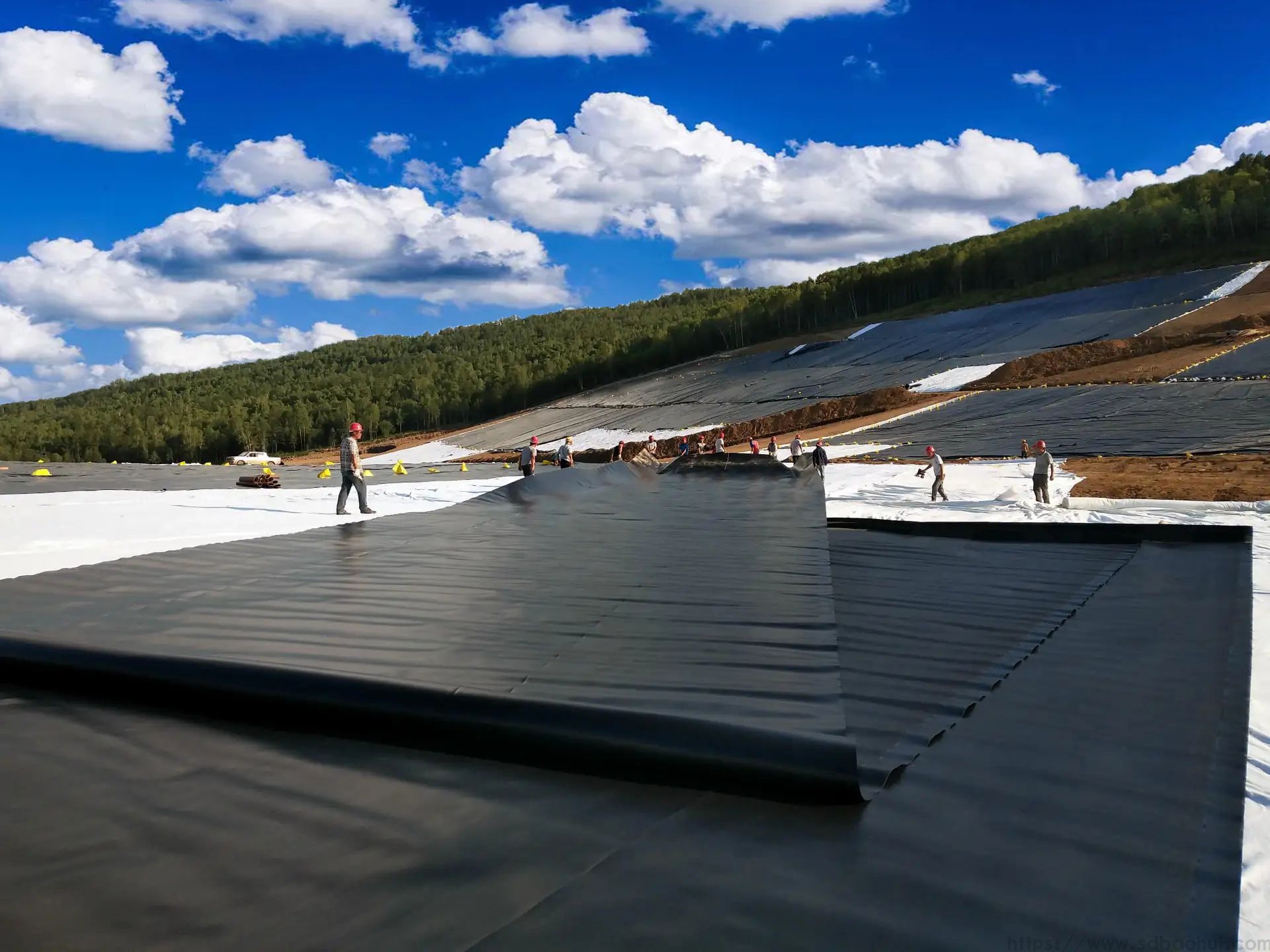 PE防滲膜和PE復合土工膜兩者之間的區別及施工環境下選擇要求